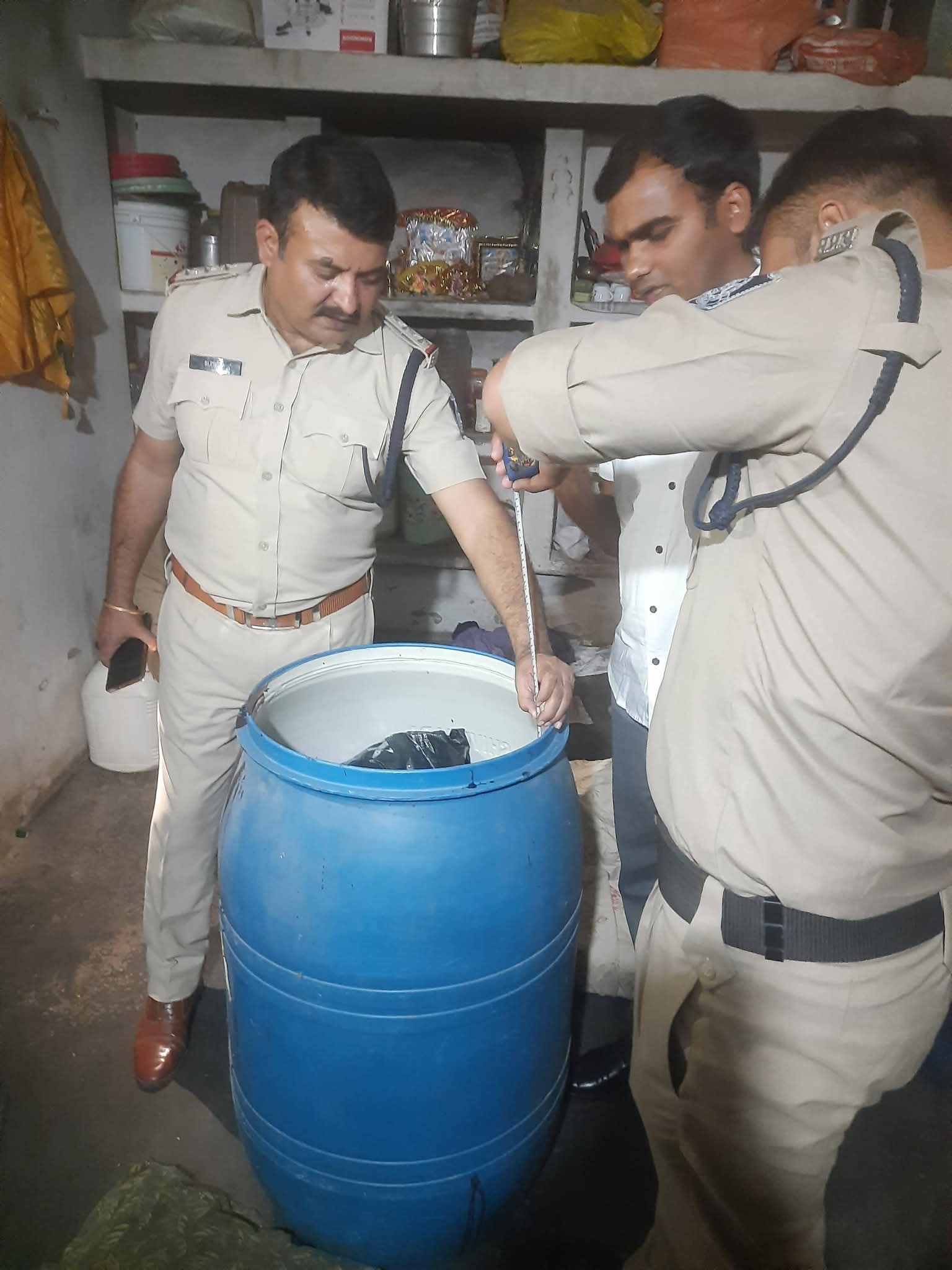 सतना में दिल दहला देने वाली वारदात: 11 साल के बच्चे की गला रेतकर निर्मम हत्या, गेहूं के ड्रम में छिपाई लाश सतना में दिल दहला देने वाली वारदात: 11 साल के बच्चे की गला रेतकर निर्मम हत्या, गेहूं के ड्रम में छिपाई लाश