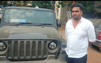 पुलिस का लोगो लगाकर थार वाहन से स्टंट कर रहे युवक को पुलिस ने गिरफ्तार कर न्यायिक हिरासत में जेल भेज दिया… पुलिस का लोगो लगाकर थार वाहन से स्टंट कर रहे युवक को पुलिस ने गिरफ्तार कर न्यायिक हिरासत में जेल भेज दिया…