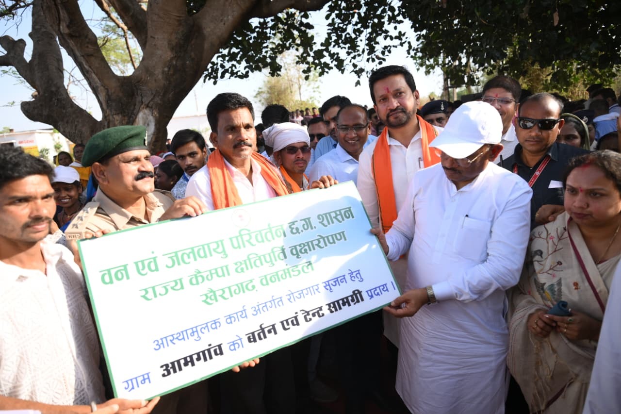 रायपुर : सुशासन तिहार: मुख्यमंत्री श्री विष्णु देव साय ने समाज प्रमुख को सौंपा टेंट एवं बर्तन सामग्री, ग्राम आमगांव में बढ़ेगा रोजगार… रायपुर : सुशासन तिहार: मुख्यमंत्री श्री विष्णु देव साय ने समाज प्रमुख को सौंपा टेंट एवं बर्तन सामग्री, ग्राम आमगांव में बढ़ेगा रोजगार…