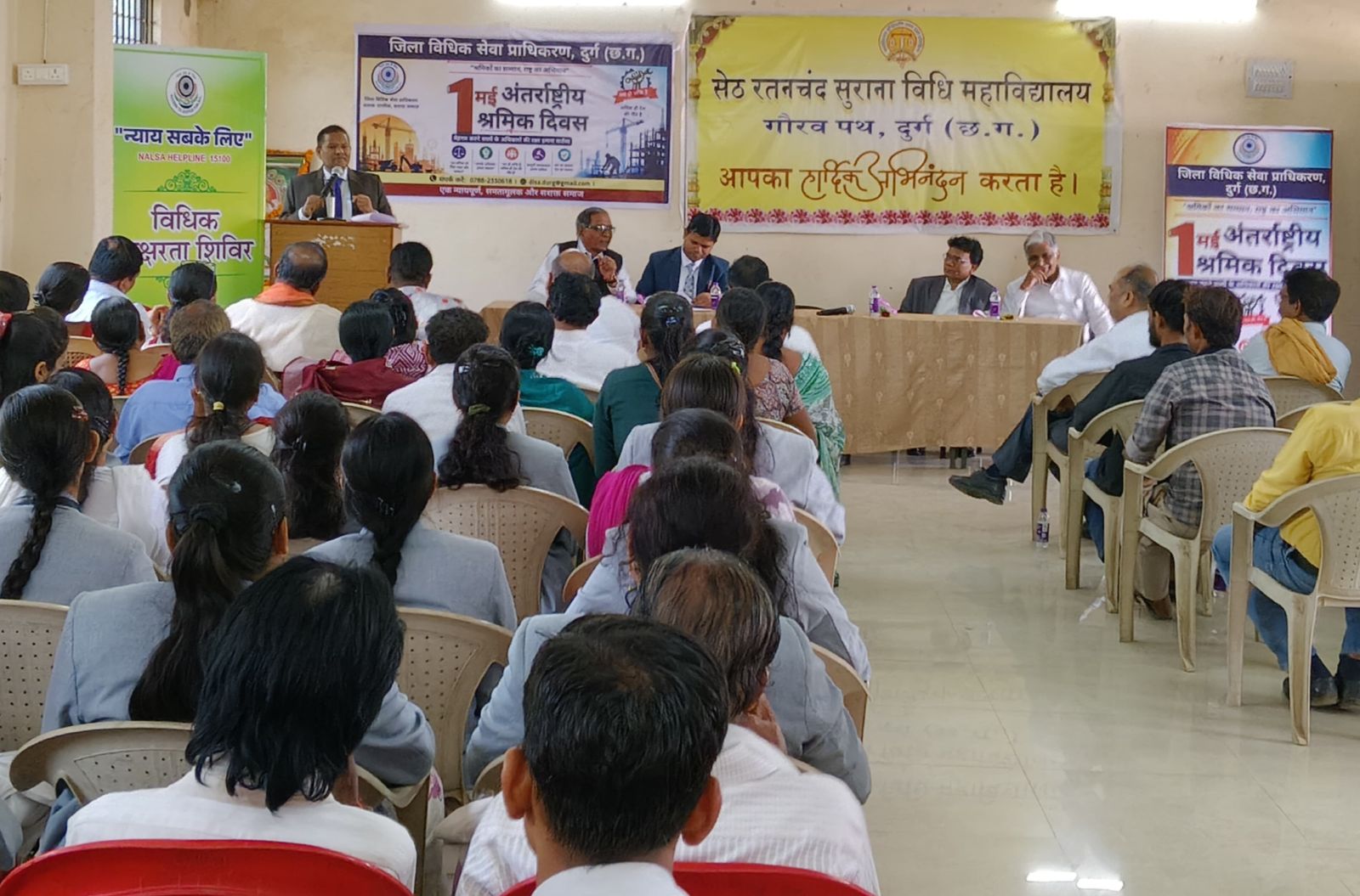 अंतर्राष्ट्रीय श्रमिक दिवस पर विधिक जागरूकता की अलख: श्रमिकों को बताए गए उनके कानूनी अधिकार अंतर्राष्ट्रीय श्रमिक दिवस पर विधिक जागरूकता की अलख: श्रमिकों को बताए गए उनके कानूनी अधिकार