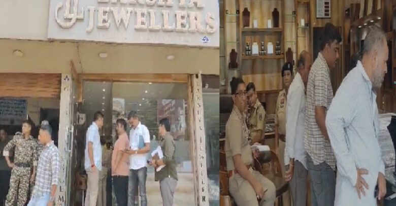 राजधानी रायपुर में बड़ी चोरी : शंकर नगर की ज्वेलरी शॉप से करोड़ों के सोने-चांदी के जेवर पार राजधानी रायपुर में बड़ी चोरी : शंकर नगर की ज्वेलरी शॉप से करोड़ों के सोने-चांदी के जेवर पार