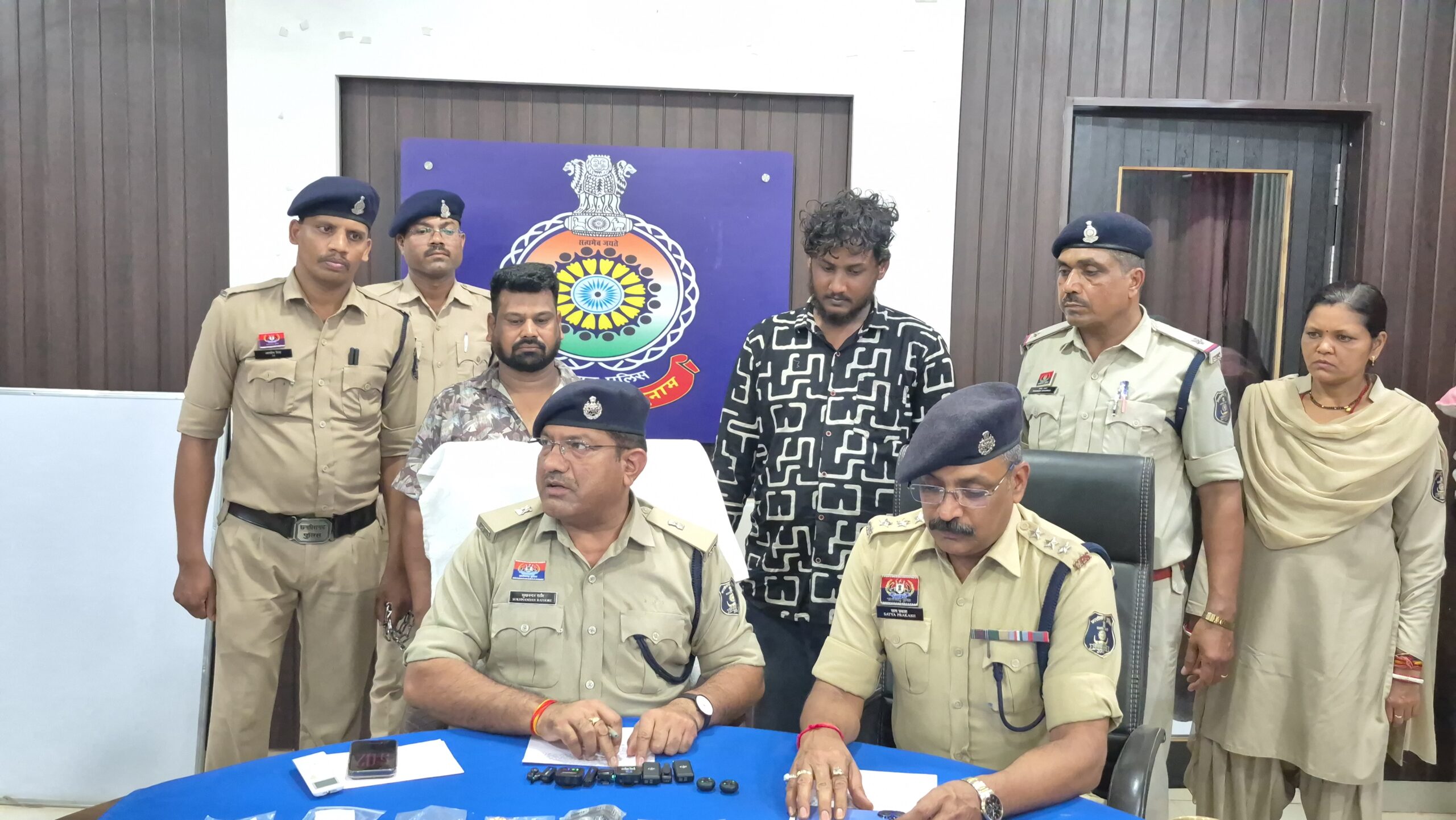 दुर्ग पुलिस को बड़ी सफलता: अंतरराज्यीय चोर गिरोह का पर्दाफाश, दो महिलाओं समेत चार गिरफ्तार दुर्ग पुलिस को बड़ी सफलता: अंतरराज्यीय चोर गिरोह का पर्दाफाश, दो महिलाओं समेत चार गिरफ्तार