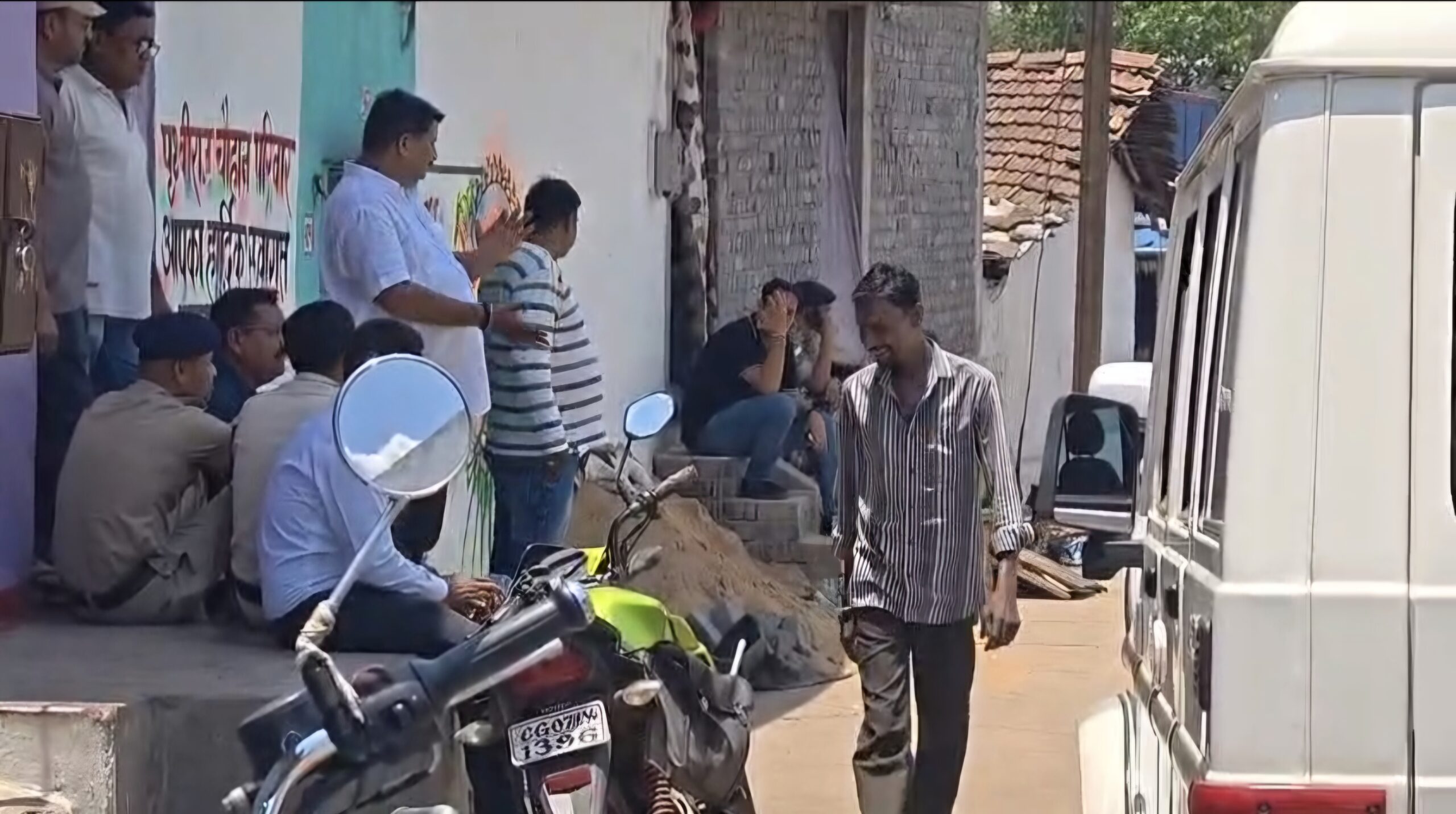 रायपुर के रावाभाठा में सनसनी: घर में मिला बम बनाने का संदिग्ध सामान, पुलिस और बम स्क्वॉड तैनात रायपुर के रावाभाठा में सनसनी: घर में मिला बम बनाने का संदिग्ध सामान, पुलिस और बम स्क्वॉड तैनात