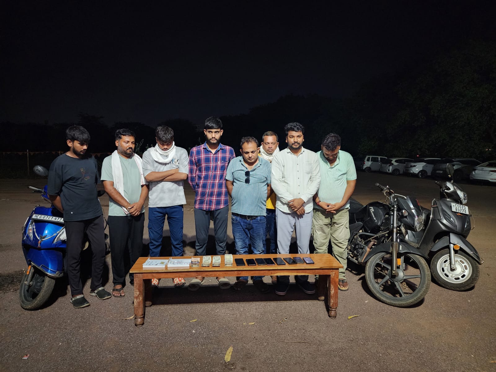 गनियारी में जुए के अड्डे पर पुलिस का छापा: 8 जुआरी गिरफ्तार, नकदी व वाहनों सहित 5.20 लाख का माल जब्त गनियारी में जुए के अड्डे पर पुलिस का छापा: 8 जुआरी गिरफ्तार, नकदी व वाहनों सहित 5.20 लाख का माल जब्त