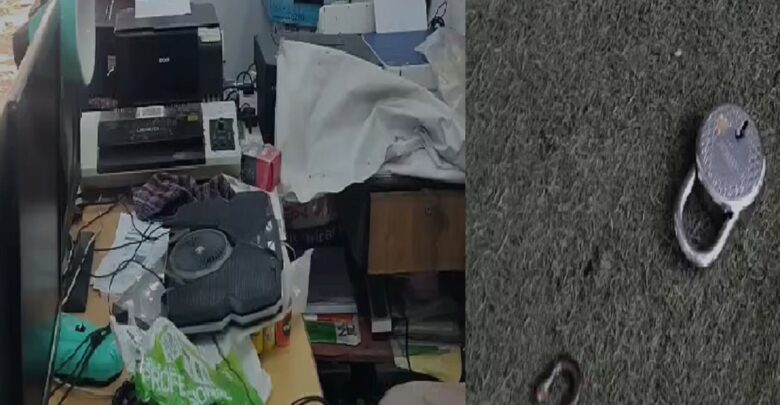 बेखौफ बदमाशों का कारनामा, जिला मुख्यालय को बनाया निशाना, दफ्तरों के ताले तोड़कर उड़ा ले गए नगदी बेखौफ बदमाशों का कारनामा, जिला मुख्यालय को बनाया निशाना, दफ्तरों के ताले तोड़कर उड़ा ले गए नगदी