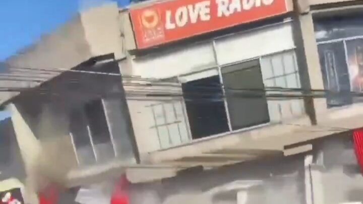 7.8 तीव्रता के भूकंप से थर्राया फिलीपींस, ताश के पत्तों की तरह गिरी इमारतें, बच्चों के सामने ढहा स्कूल 7.8 तीव्रता के भूकंप से थर्राया फिलीपींस, ताश के पत्तों की तरह गिरी इमारतें, बच्चों के सामने ढहा स्कूल