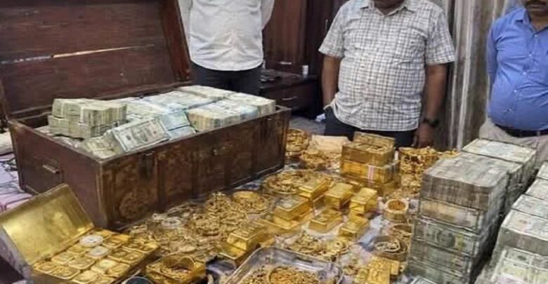 धन कुबेर निकला बस ड्राइवर, घर से मिला 15 किलो सोना और 29 करोड़ कैश, खजाना देख अधिकारियों के भी उड़ गए होश धन कुबेर निकला बस ड्राइवर, घर से मिला 15 किलो सोना और 29 करोड़ कैश, खजाना देख अधिकारियों के भी उड़ गए होश