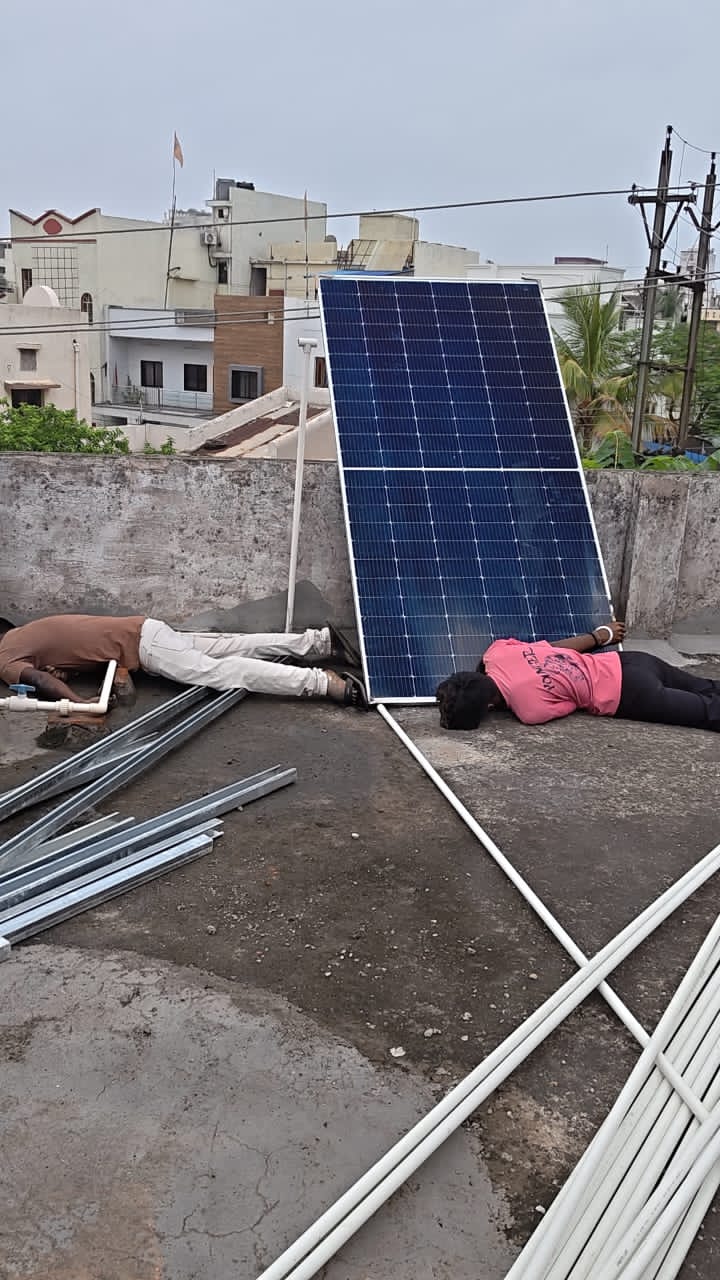 रायपुर में बड़ा हादसा: सोलर पैनल लगाते समय 11 KV हाईटेंशन तार की चपेट में आने से दो कर्मचारियों की दर्दनाक मौत रायपुर में बड़ा हादसा: सोलर पैनल लगाते समय 11 KV हाईटेंशन तार की चपेट में आने से दो कर्मचारियों की दर्दनाक मौत