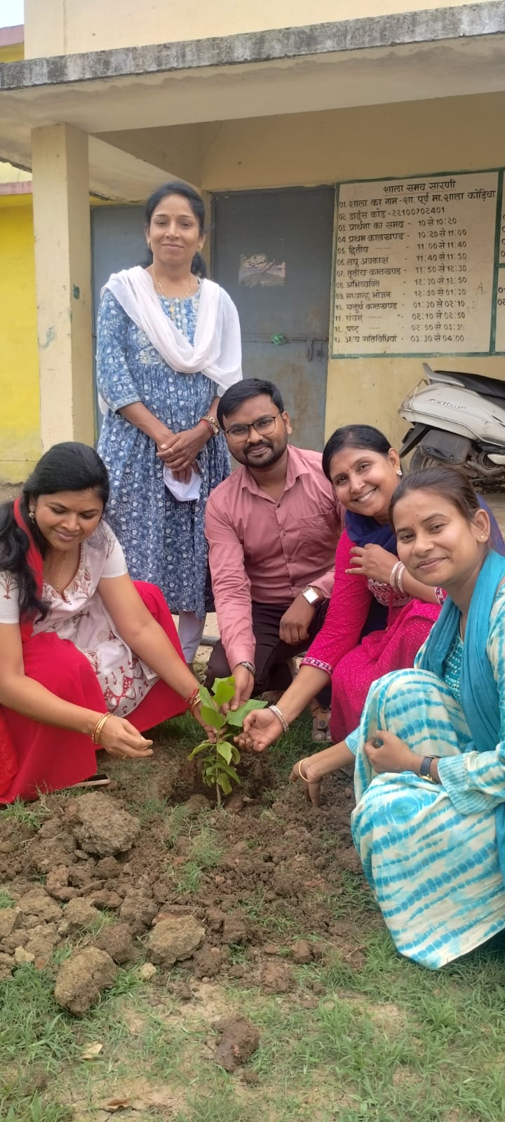 शासकीय स्कूल कोड़िया में पर्यावरण संरक्षण का संकल्प: 31 पौधों से हुई शुरुआत, 101 का लक्ष्य शासकीय स्कूल कोड़िया में पर्यावरण संरक्षण का संकल्प: 31 पौधों से हुई शुरुआत, 101 का लक्ष्य