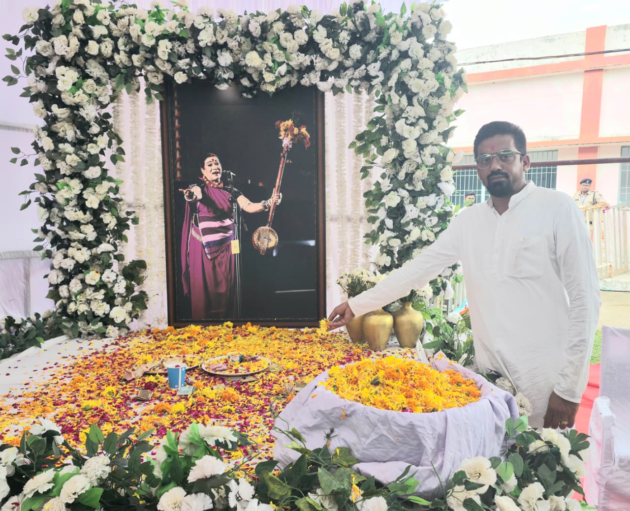 प्रदेश कार्यसमिति सदस्य तरुण परगनिहा ने डॉ. तीजन बाई को दी श्रद्धांजलिदशगात्र कार्यक्रम में शामिल होकर कहा— लोकसंस्कृति की अमूल्य धरोहर थीं तीजन बाई प्रदेश कार्यसमिति सदस्य तरुण परगनिहा ने डॉ. तीजन बाई को दी श्रद्धांजलिदशगात्र कार्यक्रम में शामिल होकर कहा— लोकसंस्कृति की अमूल्य धरोहर थीं तीजन बाई