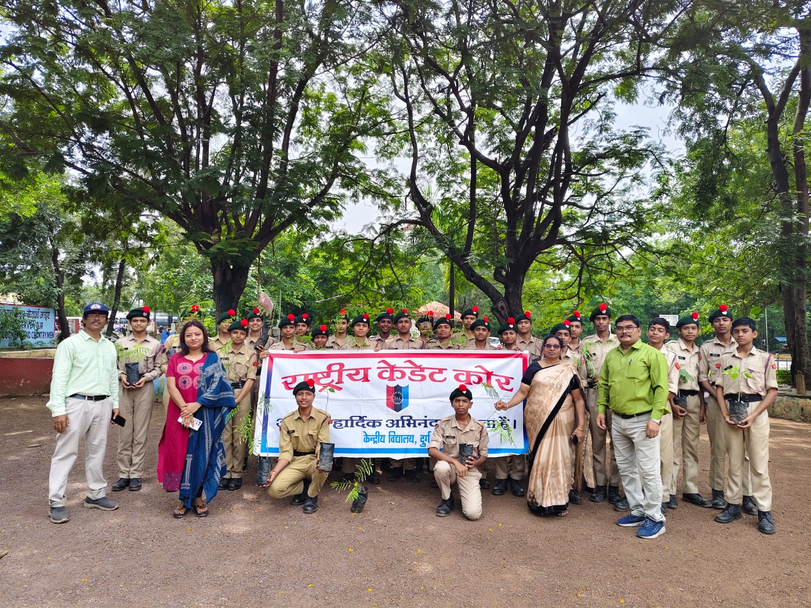 एक पेड़ माँ के नाम’: पीएम श्री केंद्रीय विद्यालय दुर्ग में भव्य पौधरोपण, विद्यार्थियों ने लिया संरक्षण का संकल्प एक पेड़ माँ के नाम’: पीएम श्री केंद्रीय विद्यालय दुर्ग में भव्य पौधरोपण, विद्यार्थियों ने लिया संरक्षण का संकल्प