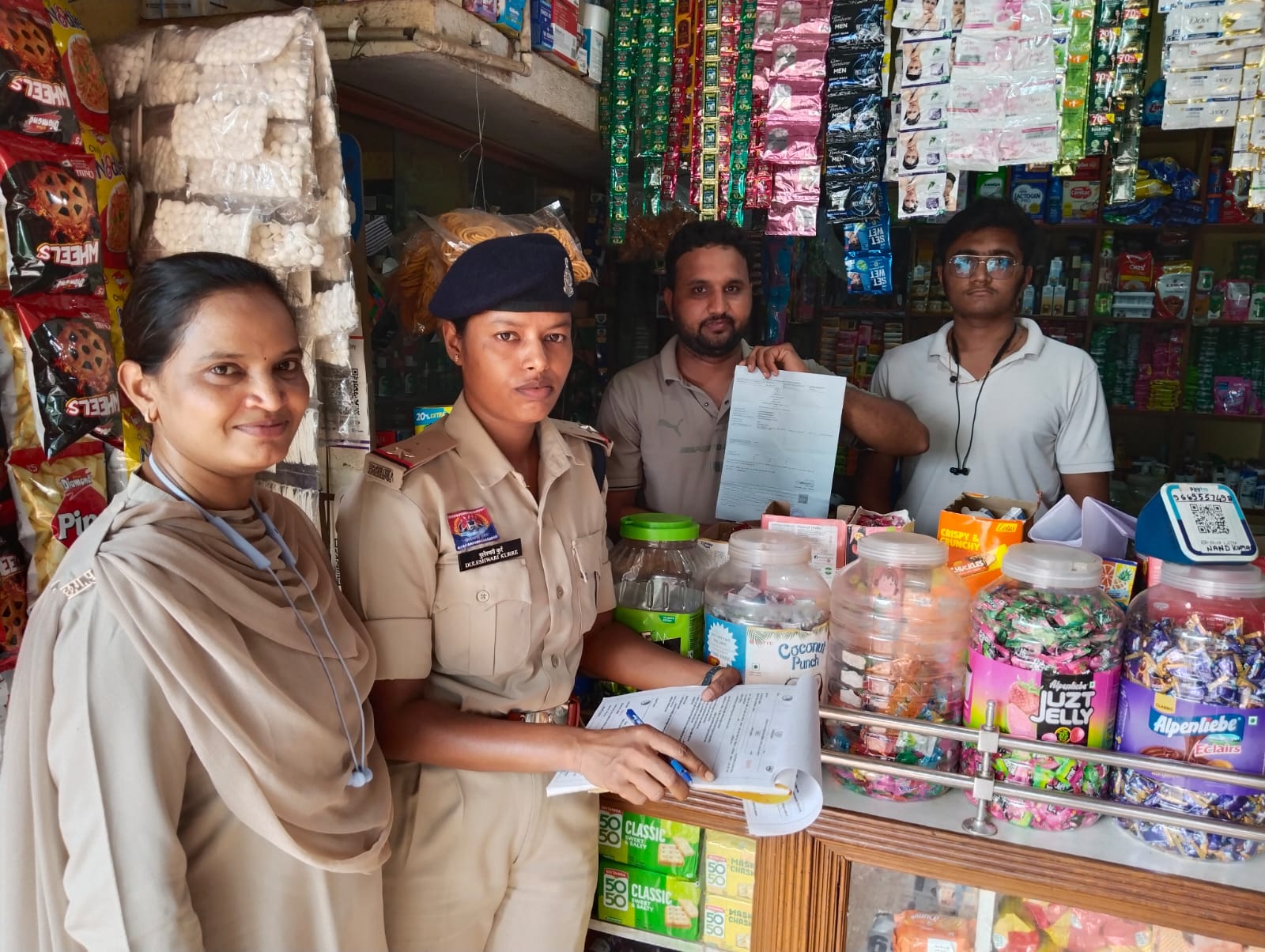 स्कूलों के पास तंबाकू बेचने वालों पर दुर्ग पुलिस का शिकंजा: पिंक पेट्रोलिंग टीम ने 10 दुकानदारों पर की ‘कोटपा एक्ट’ के तहत कार्रवाई स्कूलों के पास तंबाकू बेचने वालों पर दुर्ग पुलिस का शिकंजा: पिंक पेट्रोलिंग टीम ने 10 दुकानदारों पर की ‘कोटपा एक्ट’ के तहत कार्रवाई