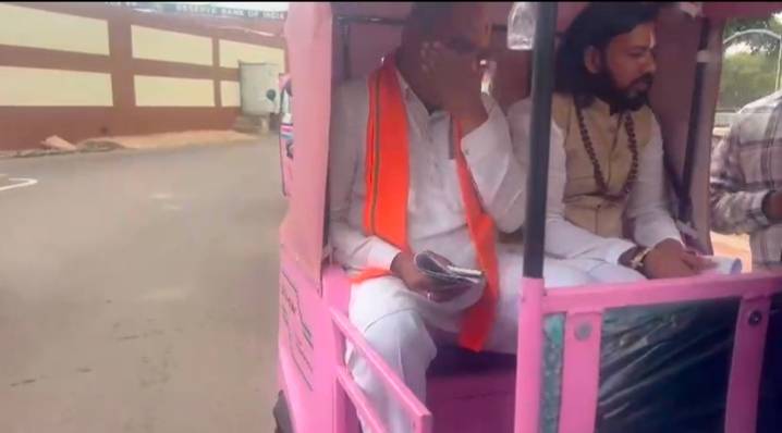 ऑटो से विधानसभा पहुंचे मंत्री गुरु खुशवंत साहेब और विधायक ललित चंद्राकर, वायरल हुआ वीडियो ऑटो से विधानसभा पहुंचे मंत्री गुरु खुशवंत साहेब और विधायक ललित चंद्राकर, वायरल हुआ वीडियो