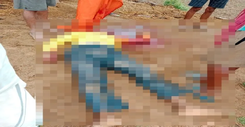 दिल दहला देने वाली वारदात… दिनदहाड़े शिक्षक की गला रेतकर हत्या, खून से लथपथ शव देख इलाके में फैली दहशत दिल दहला देने वाली वारदात… दिनदहाड़े शिक्षक की गला रेतकर हत्या, खून से लथपथ शव देख इलाके में फैली दहशत
