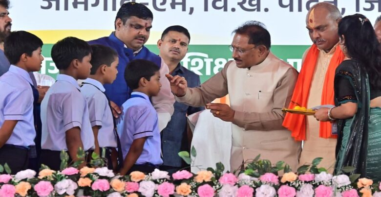 शाला प्रवेशोत्सव में बच्चों का तिलक लगाकर सीएम ने किया स्वागत, कहा-‘नई पीढ़ी का भविष्य संवारना ही हमारी सबसे बड़ी जिम्मेदारी’ शाला प्रवेशोत्सव में बच्चों का तिलक लगाकर सीएम ने किया स्वागत, कहा-‘नई पीढ़ी का भविष्य संवारना ही हमारी सबसे बड़ी जिम्मेदारी’