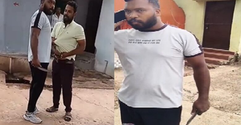 उधारी के पैसे मांगने पर कारोबारी से मारपीट, चाकू दिखाकर जान से मारने की धमकी, वीडियो वायरल उधारी के पैसे मांगने पर कारोबारी से मारपीट, चाकू दिखाकर जान से मारने की धमकी, वीडियो वायरल