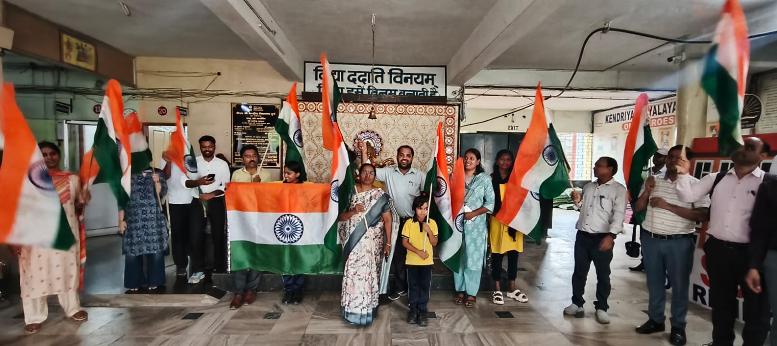शिक्षकों ने लहराया तिरंगा, ‘हर घर तिरंगा’ अभियान में गूंजा राष्ट्रभक्ति का संदेश शिक्षकों ने लहराया तिरंगा, ‘हर घर तिरंगा’ अभियान में गूंजा राष्ट्रभक्ति का संदेश