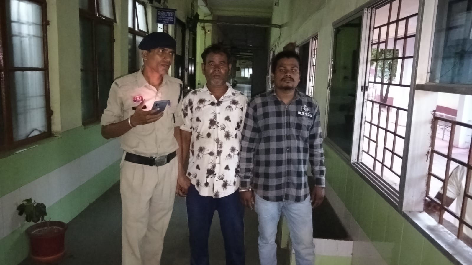 धनोरा में दूध विक्रेता से सोने का लॉकेट झपटने वाले दो आरोपी गिरफ्तार धनोरा में दूध विक्रेता से सोने का लॉकेट झपटने वाले दो आरोपी गिरफ्तार