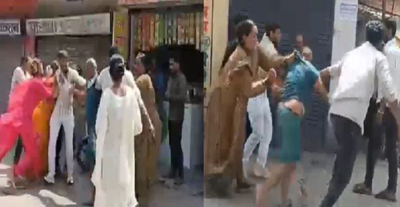 बीच सड़क पिता-पुत्र और किन्नरों की मारपीट, चाकू से हमले का आरोप, जमकर चले लात-घूंसे, वीडियो वायरल बीच सड़क पिता-पुत्र और किन्नरों की मारपीट, चाकू से हमले का आरोप, जमकर चले लात-घूंसे, वीडियो वायरल