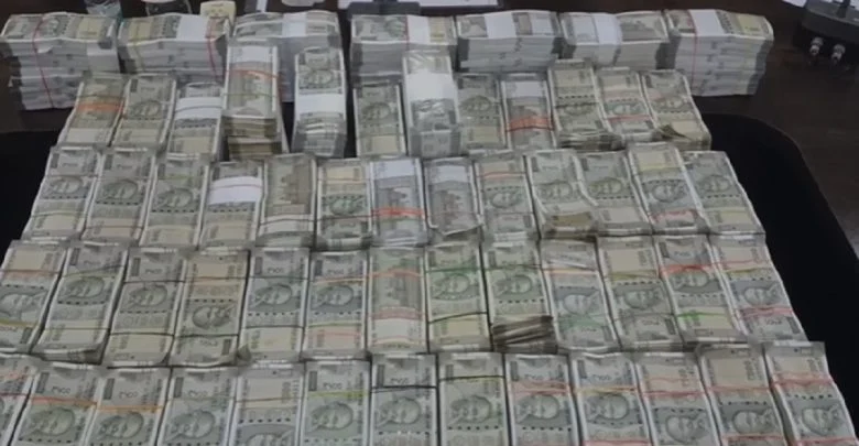 ‘पुष्पा’ स्टाइल में हो रही थी खैर लकड़ी की तस्करी, 70 टन लकड़ी समेत 1 करोड़ से ज्यादा नकद बरामद ‘पुष्पा’ स्टाइल में हो रही थी खैर लकड़ी की तस्करी, 70 टन लकड़ी समेत 1 करोड़ से ज्यादा नकद बरामद
